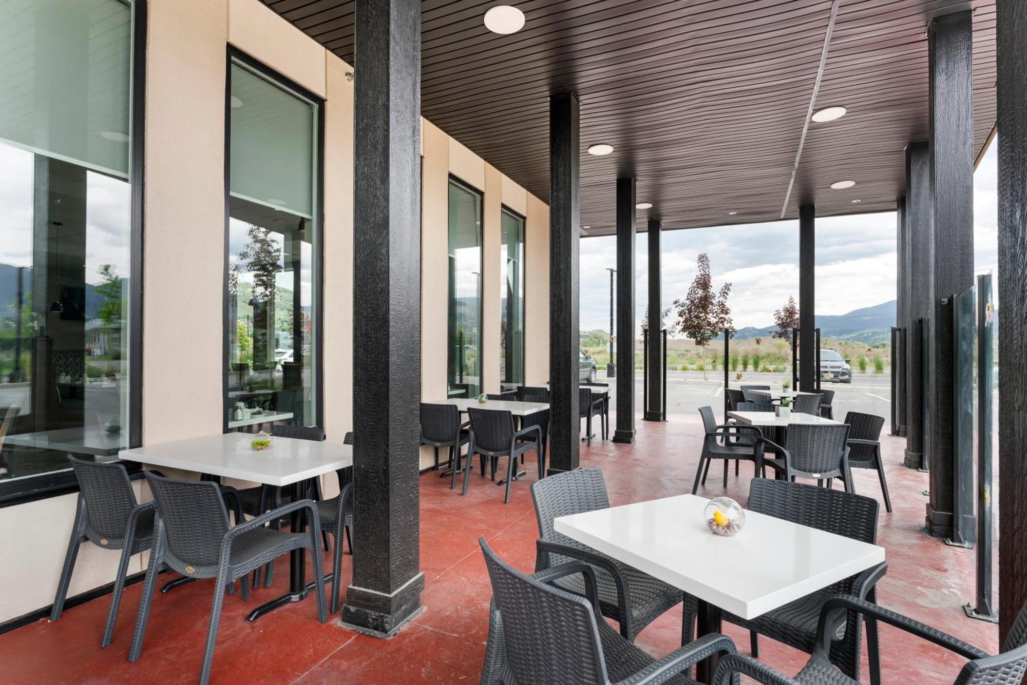 Best Western Premier Route 97 Vernon Exterior photo
