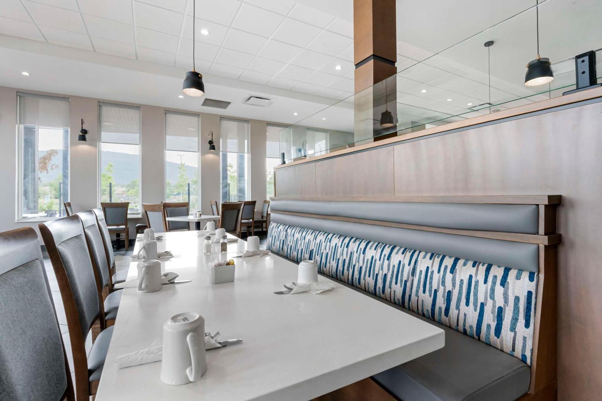 Best Western Premier Route 97 Vernon Exterior photo