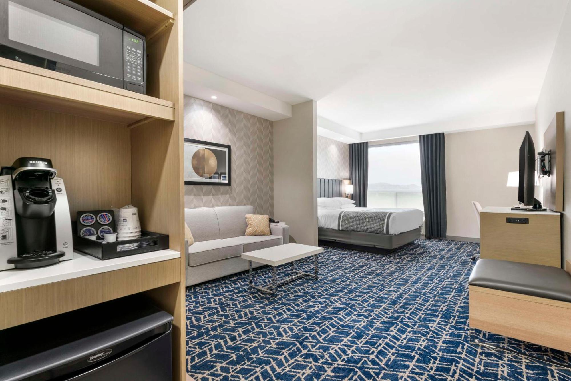 Best Western Premier Route 97 Vernon Exterior photo